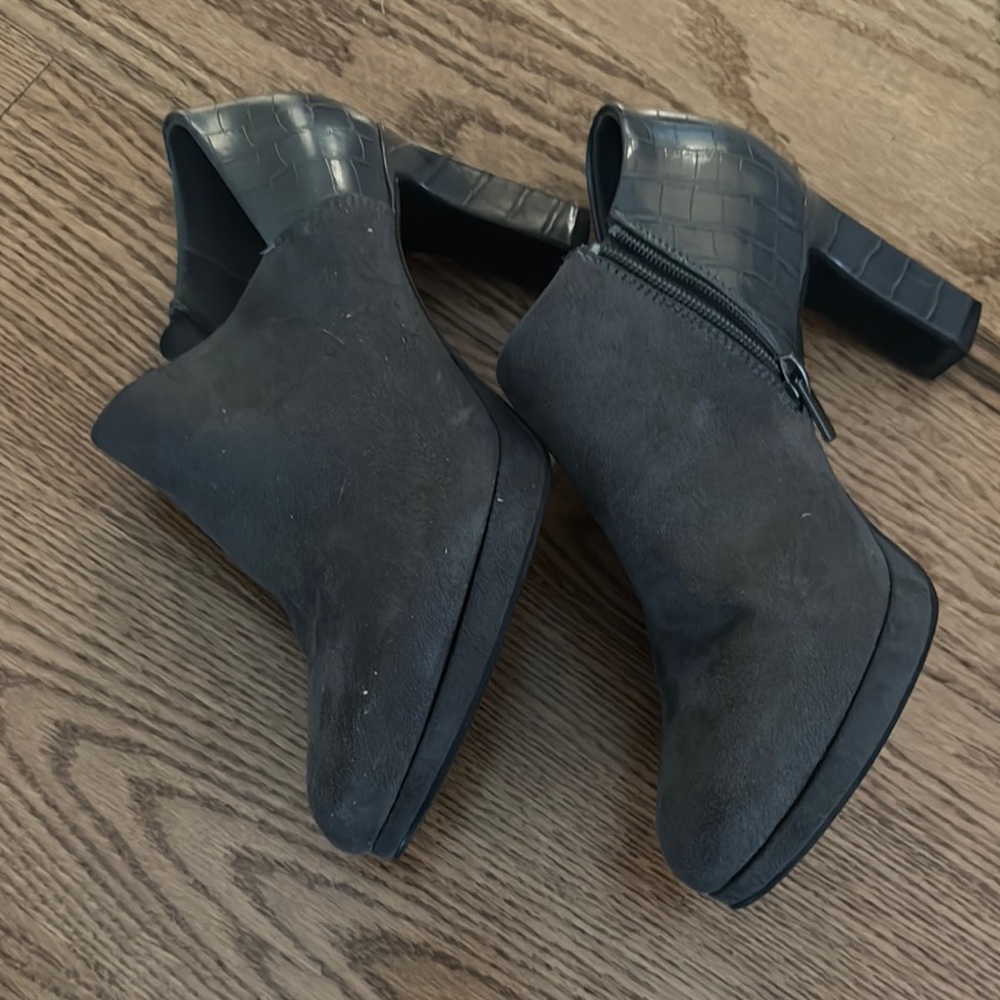 Xappeal Ayla Women’s Low-cut Heeled Suede Ankle Boots -Gray